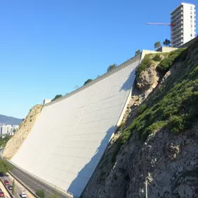 Muro inclinado em Nova Carapina recebe isolamento, mas continua sem solução na Serra