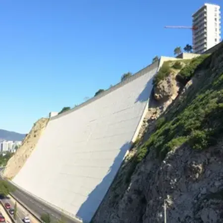 Muro inclinado em Nova Carapina recebe isolamento, mas continua sem solução na Serra