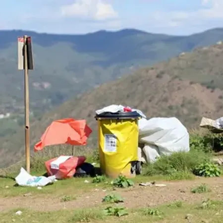 Motorista é multado em R$ 52 mil por descarte irregular de entulho na Serra