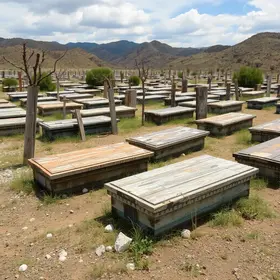 Caixões funerários são abandonados em terreno baldio na Serra