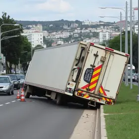 Carreta tomba na Avenida Mestre Álvaro e afeta o trânsito na Serra