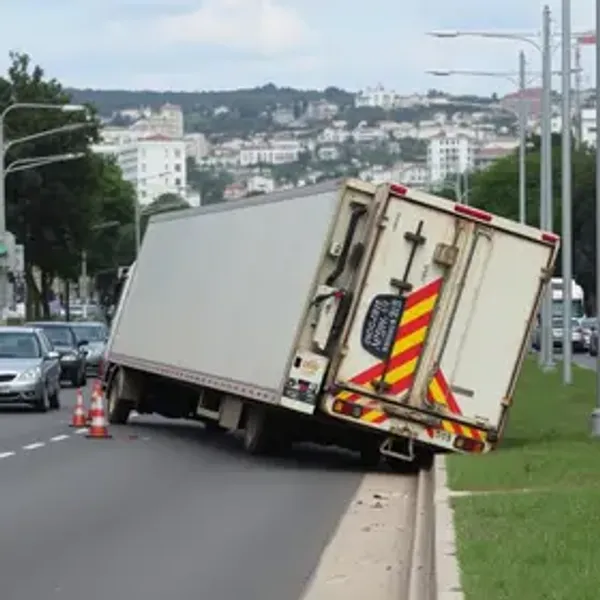 Carreta tomba na Avenida Mestre Álvaro e afeta o trânsito na Serra