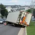 Carreta tomba na Avenida Mestre Álvaro e afeta o trânsito na Serra
