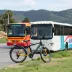 Vídeo: ciclista de bike elétrica bate em ônibus parado na Serra